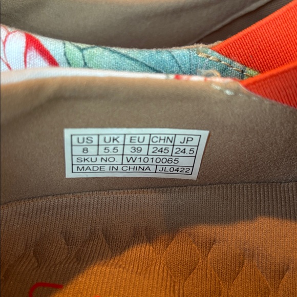 NWOT UIN Floral Slip On Loafer Sneakers Walking Shoe. Size 8 - Picture 6 of 9